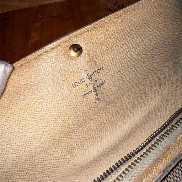 Louis Vuitton
2008 Damier Azur Pattern Sarah Wallet converted Crossbody - Picture 15 of 16